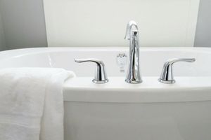 Советы по выбору смесителя для ванны: стоячие, настенные или отдельно стоящие? фото